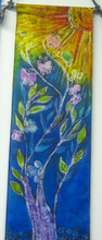 Load image into Gallery viewer, Handgeschilderde_zijden_kunst_aan_de_muur