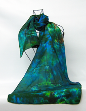Load image into Gallery viewer, foulard_en_soie_peint_à_la_main
