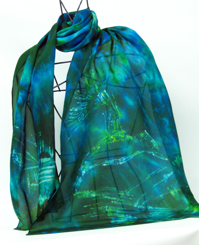 Dark_green_scarf_with_wax_drawing_of_the_kingfisher