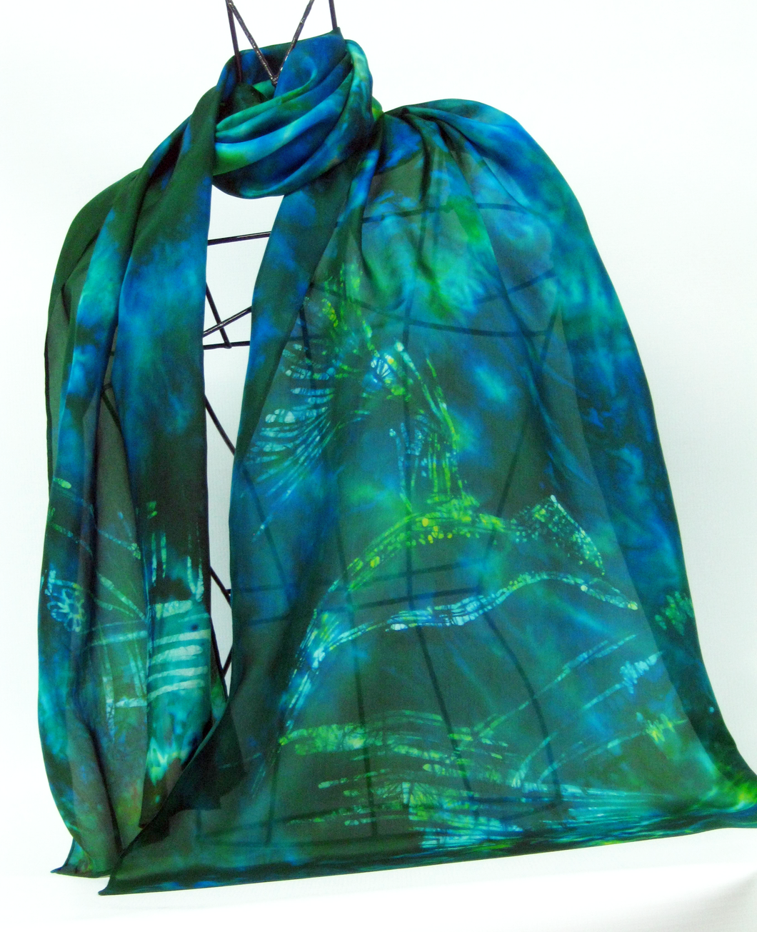 Dark_green_scarf_with_wax_drawing_of_the_kingfisher