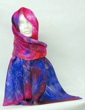 Load image into Gallery viewer, Χειροποίητο μεταξωτό μαντήλι σε ροζ και μοβ
