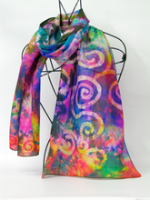 Load image into Gallery viewer, Foulard_en_soie_peint_la_main_avec_un_design_celtique
