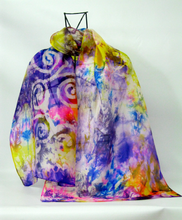 Load image into Gallery viewer, Foulard_en_soie_peint_à_la_main_avec_un_design_celtique
