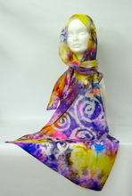 Load image into Gallery viewer, handgeschilderde_zijden_sjaal_met_Keltisch_design
