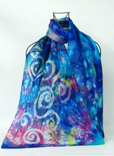 Load image into Gallery viewer, Foulard_en_soie_peint_à_la_main
