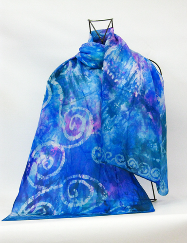 Foulard_en_soie_peint_à_la_main_en_bleu