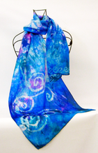 Load image into Gallery viewer, Pañuelo de seda pintado a mano en azul

