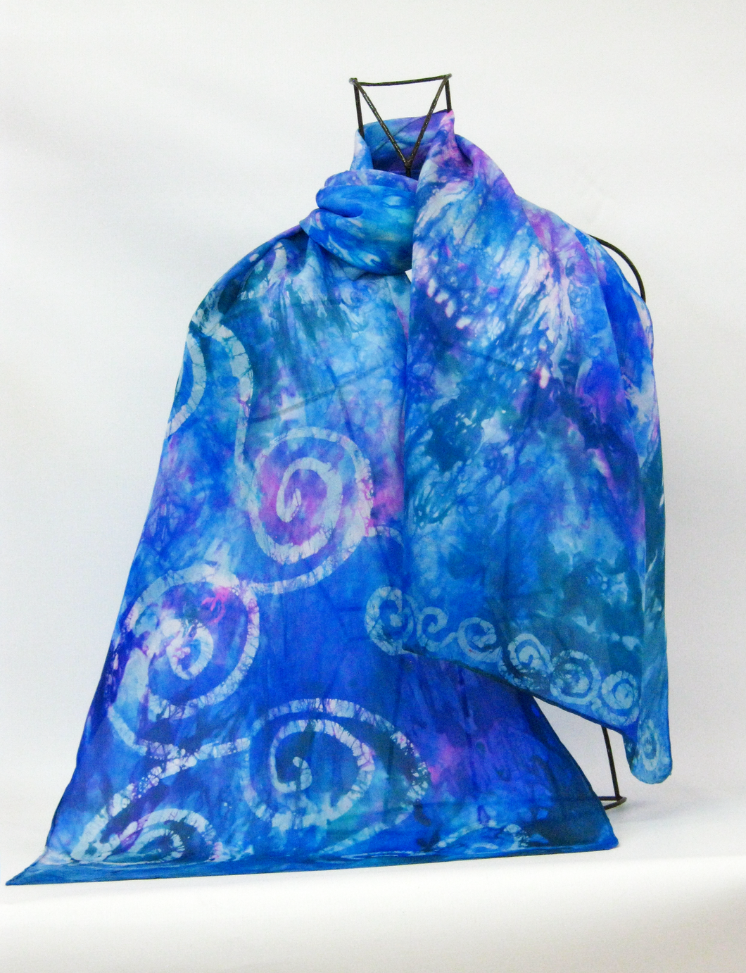Foulard_en_soie_peint_à_la_main_en_bleu